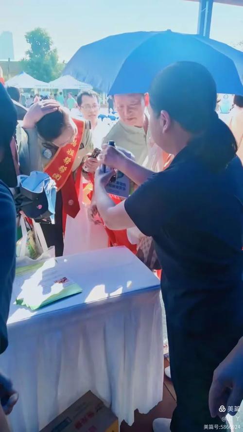 结合实际工作,开展形式多样的主题党日活动,如科技创新,志愿服务等